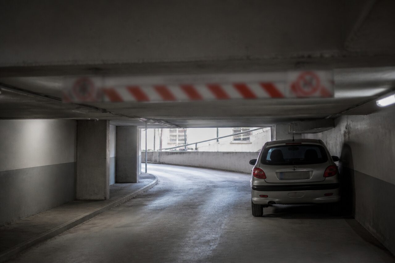 Rampe de parking sous-sol à hauteur contrainte — préparation remorquage Marseille